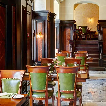 Atlas Deluxe Hotel 4*