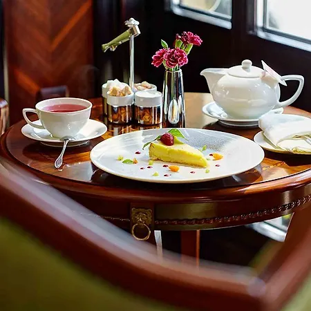 Atlas Deluxe Hotel 4*