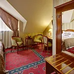 Atlas Deluxe Hotel 4*