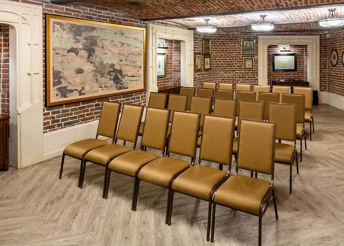 ホテル Atlas Deluxe リヴィウ